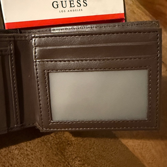 NWT! Guess men’s wallet in rich dark brown - Picture 9 of 12